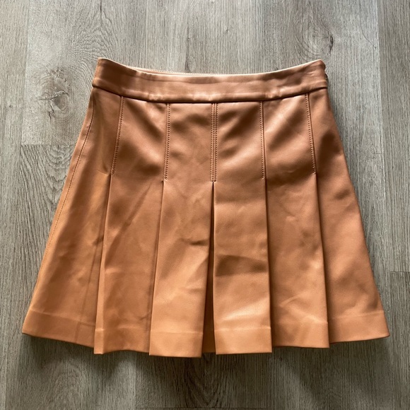 susan monaco tan pleated flare faux leather mini skirt size small - Picture 5 of 8